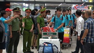 Trở về sau đại thắng Indonesia, tuyển Việt Nam bị quây kín ở sân bay