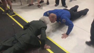 Cựu quân y 84 tuổi thách đấu sỹ quan trẻ hít đất trước khi lên máy bay