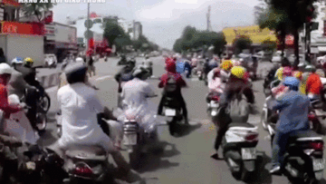 Lại xe tải ủn hàng loạt xe máy đang dừng chờ đèn đỏ ở ngã tư