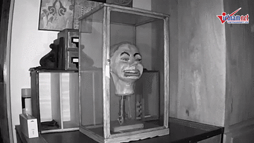 Bí ẩn búp bê tự mở cửa, nháy mắt nói chuyện giữa đêm