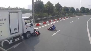 Xe tải vào cua ẩu, nam thanh niên đi xe máy thoát chết may mắn