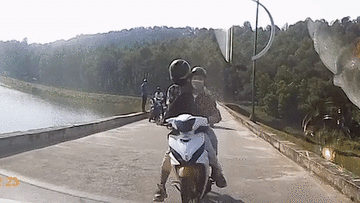 Không chú ý nhìn đường, cặp đôi đi xe máy đâm trực diện vào ô tô