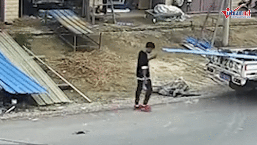 Mãi sử dụng điện thoại trên đường, chàng trai nhận cái kết đau đớn