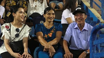 Bố mẹ Văn Hậu đi trăm cây số cổ vũ CLB Hà Nội dù con trai ở Hà Lan