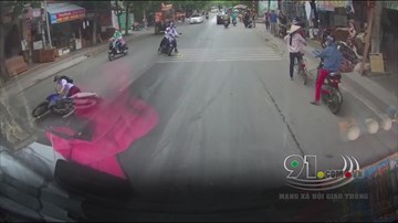 Hai thanh niên đi xe máy bị trượt bánh ngã nhào vì vệt dầu loang trên đường