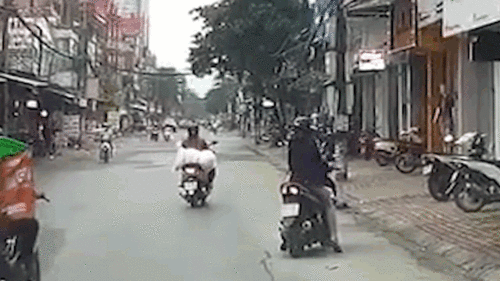 Mẹ bất cẩn để con vặn tay ga và lời cảnh báo cho các bậc phụ huynh