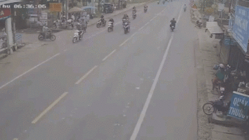 Xe máy lao như tên bắn khi sang đường gây tai nạn nghiêm trọng