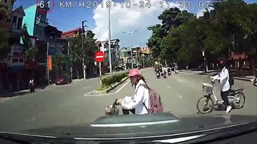 Ô tô chạy ẩu, phóng nhanh tông văng nữ sinh đi xe điện sang đường