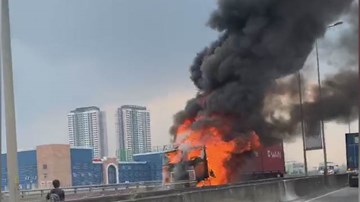 Xe container bất ngờ bốc cháy ngùn ngụt trên cao tốc Long Thành-Dầu Giây