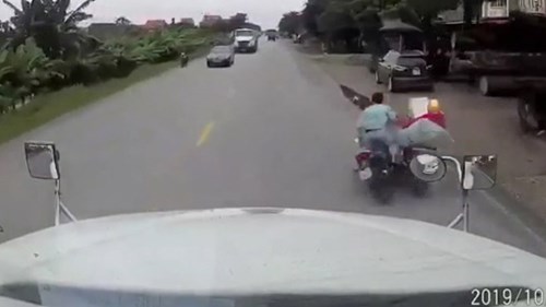 Vượt ẩu, nam thanh niên ngã trước đầu container và cú đạp phanh 'cháy lốp'
