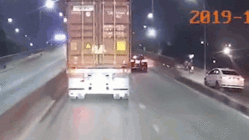 Va chạm với container, ô tô con xoay ngang giữa đường