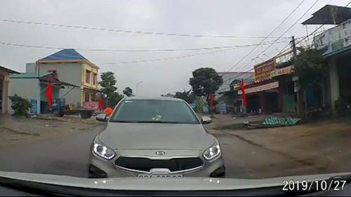 Xe con vượt ẩu, lấn hoàn toàn làn ngược chiều còn 'thách thức' gây bức xúc