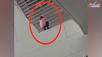 Nhân viên an ninh tay không đỡ cô gái nhảy lầu tự tử ở sân bay