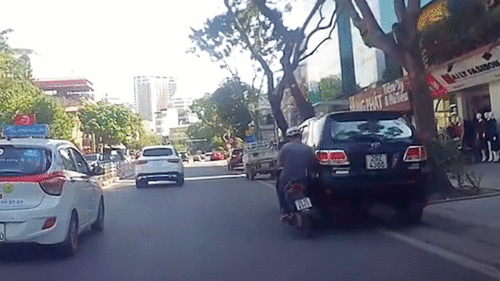 Vừa đi xe máy vừa bấm điện thoại, người đàn ông lao thẳng vào ô tô