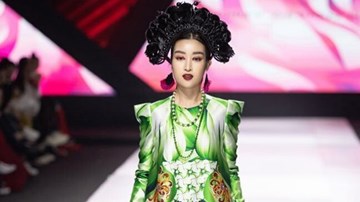 Đỗ Mỹ Linh hóa đào chính, catwalk trên nền nhạc cải lương