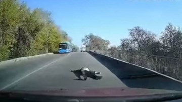 Bệnh nhân rơi khỏi xe cứu thương xuống đường mà không ai biết