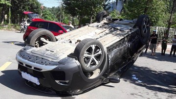 Xe Kia Morning húc xe Peugeot ‘phơi bụng’ giữa ngã tư