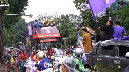Quang Hải, Đình Trọng, Duy Mạnh rạng rỡ 'rước' 3 cúp vô địch cùng Hà Nội FC