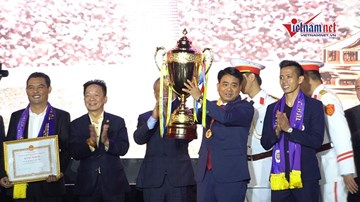 CLB Hà Nội tặng cúp V. League tri ân người hâm mộ Thủ đô
