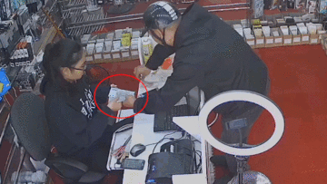 Vờ mua hàng rồi rút trộm tiền ngay trên tay cô gái bán hàng