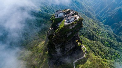 Khám phá 2 ngôi chùa song sinh ẩn mình trong mây trên đỉnh núi thiêng