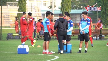 Thầy Park nhận tin không vui từ U22 Việt Nam trong ngày 'chốt' hợp đồng