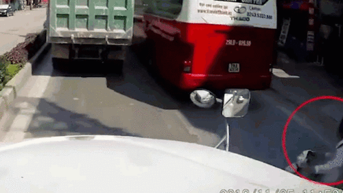 Tài xế container phanh cháy đường nhường 2 học sinh lách xe máy qua khe hẹp