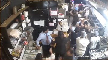 Cả nhóm khách lao vào bếp tấn công nhân viên, đập phá nhà hàng vì chờ lâu