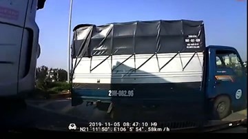 Vượt không dứt khoát, ô tô 4 chỗ rơi đúng điểm mù xe container
