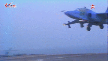 Nga công bố màn hạ cánh lịch sử của tiềm kích Su-33 trên mẫu hạm Nga