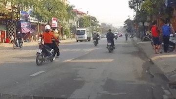 Bà bế cháu chạy sang đường bị xe máy tông ngã văng xuống đất