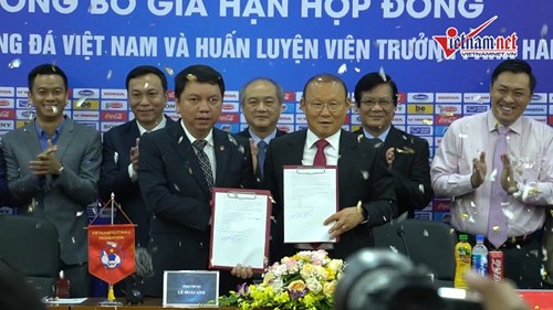 HLV Park nói về 2 năm gắn bó với bóng đá VN trong lễ kí hợp đồng mới