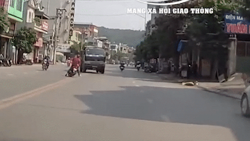 Tình huống giao thông khiến cộng đồng mạng dậy sóng, phân tích đúng sai