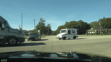 Sang đường ẩu, xe con bị container cán nát phần đầu