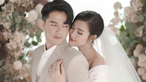 Đông Nhi ân cần lau mồ hôi cho Ông Cao Thắng trước khi vào nhà chồng