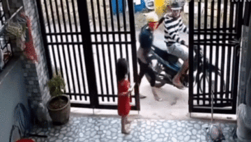 Thấy bé gái cầm điện thoại, người phụ nữ đi vào tận nhà cướp