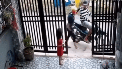 Thấy bé gái cầm điện thoại, người phụ nữ đi vào tận nhà cướp