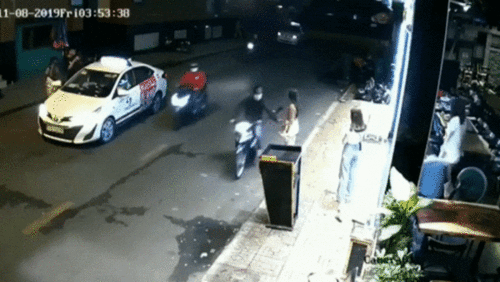 Cướp táo tợn giật túi xách khiến cô gái trẻ ngã lộn nhào xuống lòng đường