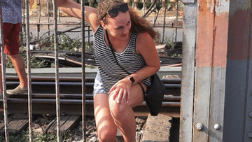 Khách Tây trèo lan can, chui rào vào đường tàu tạo dáng 'độc lạ'