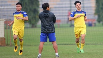 Công Phượng rê bóng như múa ngày đầu hội quân đợi đấu UAE
