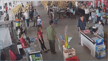 Đình chỉ thượng úy công an ném xúc xích vào mặt nữ nhân viên trạm dừng nghỉ