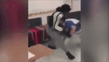 Cô giáo đánh đập học sinh dã man giữa lớp, cả nước Mỹ rúng động