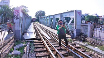 Bịt rào thủng ngăn du khách chui rào, leo lan can cầu Long Biên chụp ảnh