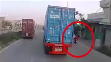 Tạt đầu container, nam thanh niên lao thẳng dải phân cách