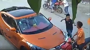 Đâm trực diện ô tô, thanh niên đi xe máy bị tài xế đấm liên tục vào mặt