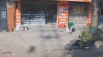 Tài xế xe công nghệ nghi trộm bao gạo của người bán hàng rong vỉa hè