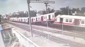 Khoảnh khắc hai đoàn tàu lao thẳng vào nhau ở Ấn Độ