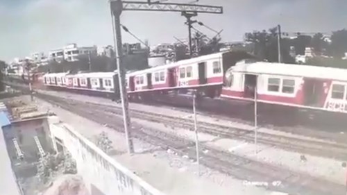 Khoảnh khắc hai đoàn tàu lao thẳng vào nhau ở Ấn Độ