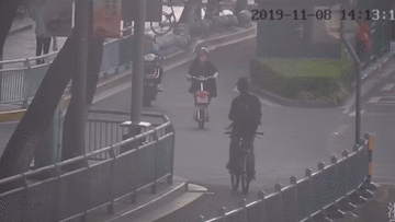 Thanh niên đi xe đạp ngược trên phố để lập kỷ lục, bị cảnh sát xủ lý