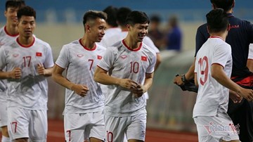 Trước trận gặp UAE: Công Phượng đọ tài bứt tốc dưới mưa cùng đồng đội